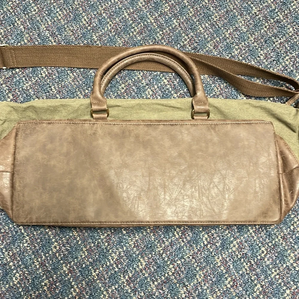 Preloved Unbranded Men’s distressed duffle bag, olive green and brown
